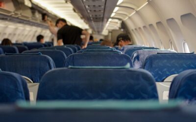 La Eurocámara aprueba legislación que prohíbe cargos extras por equipaje de mano en vuelos